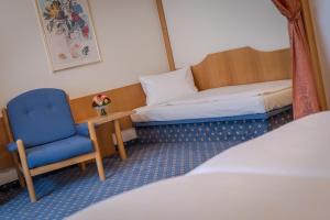 Rúm í herbergi á Hotel Kern Buam