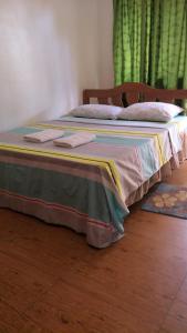 Ein Bett oder Betten in einem Zimmer der Unterkunft Elsa's Beach House Cottages and Restaurant