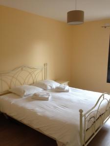 アヌシーにあるAngel Services - Les Mouettesのベッドルーム1室(白いシーツと枕のベッド1台付)