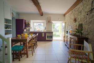 cocina con mesa y sillas en una habitación en Angel Services - La Bergerie en Duingt