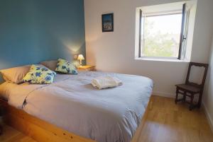 Un pat sau paturi într-o cameră la Angel Services - La Bergerie
