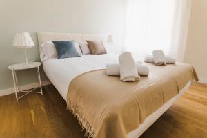 バレンシアにあるHQ Rooms Apartments San Vicenteのベッドルーム1室(大型ベッド1台、枕付)