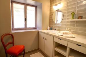 デュアンにあるAngel Services - La Bergerieのバスルーム(シンク、鏡、椅子付) +13枚の写真