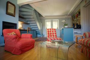 デュアンにあるAngel Services - La Bergerieのリビングルーム(椅子2脚、ガラステーブル付)