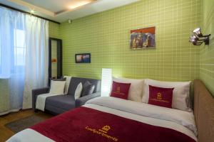 モスクワにあるLux-Apartments Серпуховской Вал, 26のベッドとソファ付きのホテルルーム
