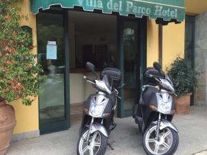 two motorcycles parked next to each other in front of a store at Hotel Villa Del Parco in La Maddalena