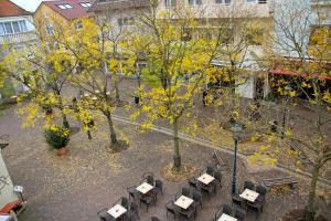 an overhead view of a courtyard with tables and trees at Hotel Garni Italia in Bühl