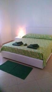 バーリにあるFlat by Lelloのベッドルーム1室(黒いオブジェクト2つが置かれたベッド1台付)