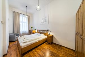 - une chambre avec un grand lit dans l'établissement Apartament Zacisze WAWELOFTS, à Cracovie