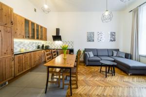 - un salon avec une table et un canapé dans l'établissement Apartament Zacisze WAWELOFTS, à Cracovie
