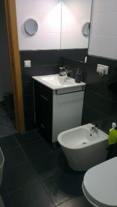アリカンテにあるApartment Periañezのバスルーム(洗面台、トイレ、鏡付)