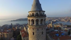 una torre alta con un campanario en la cima de una ciudad en Peradise Hotel, en Estambul