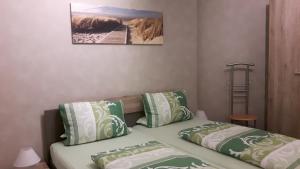 ein Schlafzimmer mit 2 Betten und einem Bild an der Wand in der Unterkunft Ferienapartment Schlosser in Diez