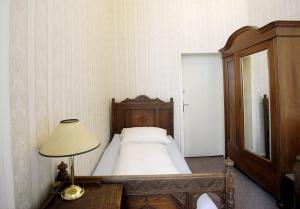 Postel nebo postele na pokoji v ubytování Hotel-Pension Funk am Kurfürstendamm