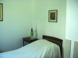 ペーザロにあるBarbaraのベッドルーム1室(ベッド1台、ランプ付きテーブル付)