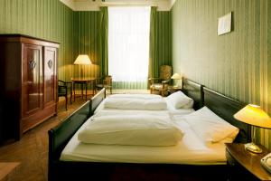 Postel nebo postele na pokoji v ubytování Hotel-Pension Funk am Kurfürstendamm