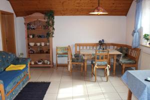 a living room with a table and chairs at Ferienwohnung Schütz in Hirschaid