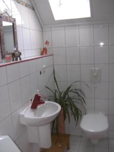 ヒルシャイトにあるFerienwohnung Schützの白いバスルーム(洗面台、トイレ付)