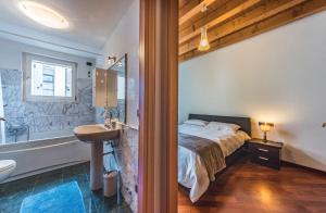 威尼斯的住宿－CA' DEI SCORZERI，一间卧室配有一张床和一个水槽和一个浴缸