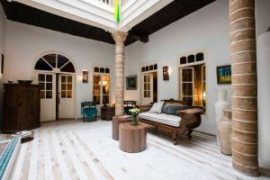 Ein Sitzbereich in der Unterkunft Riad Emotion