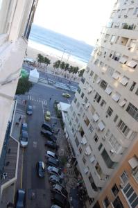 vistas a un edificio y coches estacionados junto a la playa en Studio 712 Copacabana, en Río de Janeiro