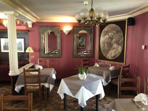 A restaurant or other place to eat at La Bonne Auberge