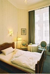 Katil atau katil-katil dalam bilik di Hotel-Pension Funk am Kurfürstendamm