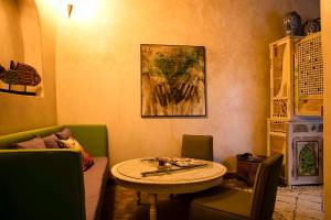 Ein Sitzbereich in der Unterkunft Riad Emotion