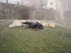 a statue of a man sitting in the grass at Albergue Irugoienea in Espinal-Auzperri