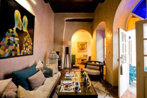Ein Sitzbereich in der Unterkunft Riad Emotion