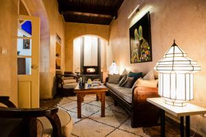 Ein Sitzbereich in der Unterkunft Riad Emotion