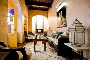 Ein Sitzbereich in der Unterkunft Riad Emotion