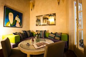 Ein Sitzbereich in der Unterkunft Riad Emotion