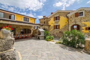 un patio de una casa con un patio de piedra en Villa Karlici en Gromnik