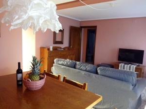 een woonkamer met een bank en een tafel bij PLAYA 1 - PRIMERA PRIMERA LINEA DE PLAYA in Pilar de la Horadada