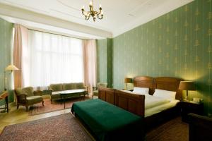 a bedroom with a bed and a green wall at Hotel-Pension Funk am Kurfürstendamm in Berlin