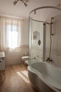 A bathroom at B&B L' Antica Fonte