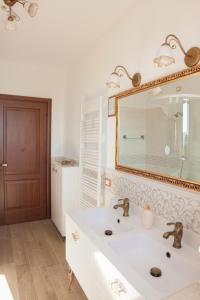 A bathroom at B&B L' Antica Fonte