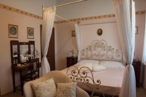 A bed or beds in a room at B&B L' Antica Fonte