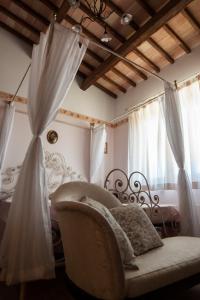 A bed or beds in a room at B&B L' Antica Fonte