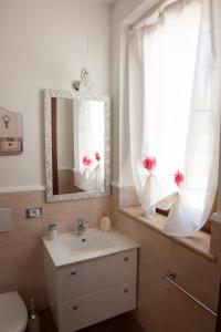 A bathroom at B&B L' Antica Fonte
