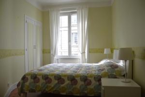 - une chambre avec un lit et une fenêtre dans l'établissement Jacques MELCHIOR meublé de tourisme 3 étoiles Intra Muros, à Saint-Malo