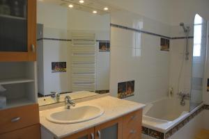 a bathroom with two sinks and a tub at Jacques MELCHIOR meublé de tourisme 3 étoiles Intra Muros in Saint Malo +16 photos