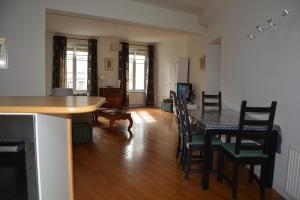 - une cuisine et une salle à manger avec une table et des chaises dans l'établissement Jacques MELCHIOR meublé de tourisme 3 étoiles Intra Muros, à Saint-Malo