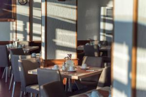 a dining room with tables and chairs in a restaurant at Strada Marina Hotel in Zakynthos