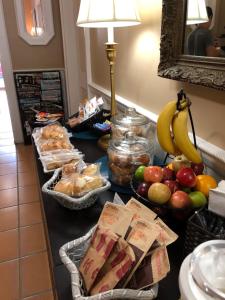 un tavolo con un mucchio di frutta e verdura sopra di L'Habitation Guesthouse- Adult Exclusive a Key West