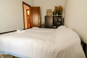 uma grande cama branca num quarto em CASA ENCANTADORA VTAR/SE/180 em Pilas