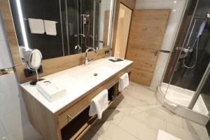 Un baño de Sonne 1806 - Hotel am Campus Dornbirn
