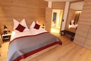 Una cama o camas en una habitación de Sonne 1806 - Hotel am Campus Dornbirn