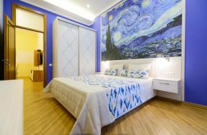 リヴィウにあるVIP апартаменти Ван Гог на площі Ринокのベッドルーム1室(壁に絵画が描かれたベッド1台付)